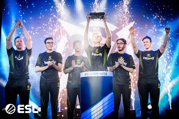 亚尔的中场 亚尔的中场